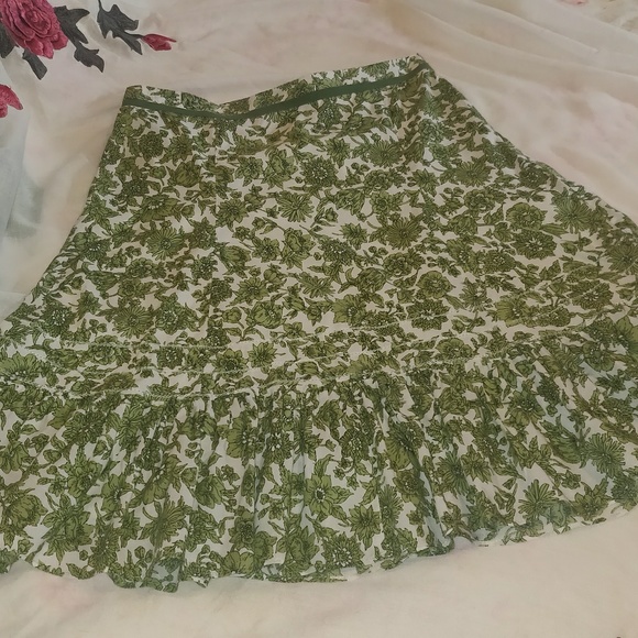 Ann Taylor Dresses & Skirts - Ann Taylor Green & White Floral Skirt Size 6